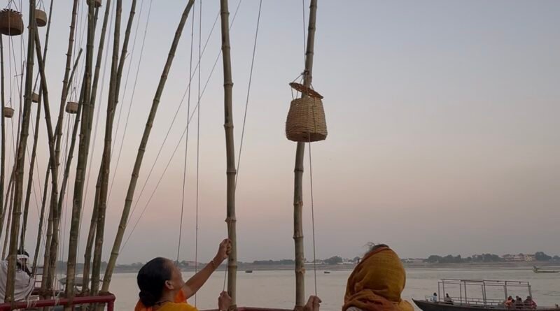 कार्तिक मास में काशी के घाटों पर आकाशदीप की परंपरा कार्तिक मास में काशी के घाटों पर आकाशदीप की परंपरा